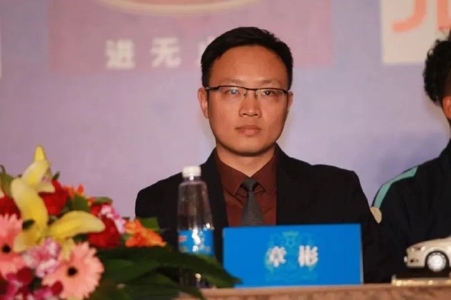 女生扒开尿口给男生捅